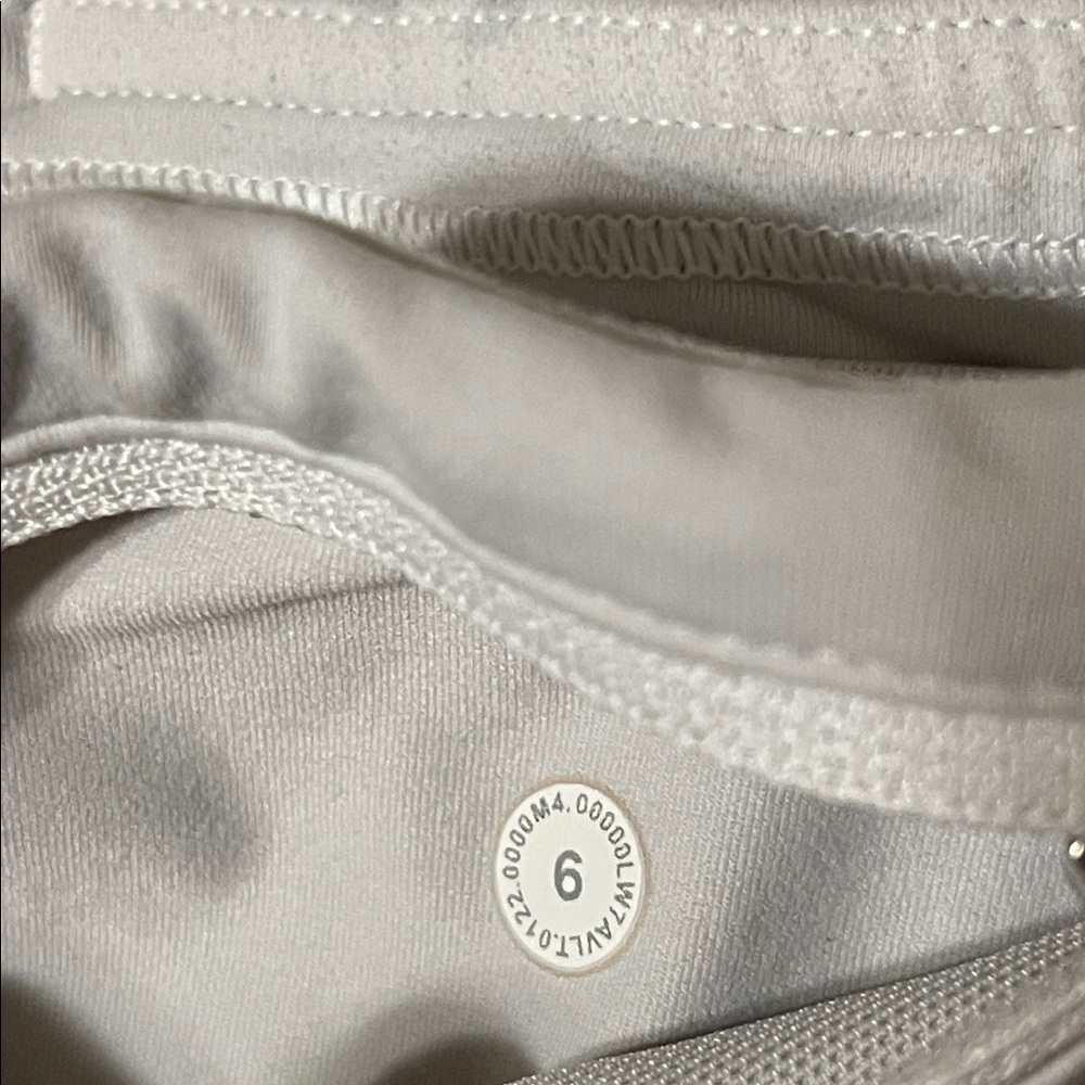 Lululemon Speed Up Short Long *4" Updated Fit | Size 6 - Picture 3 of 7